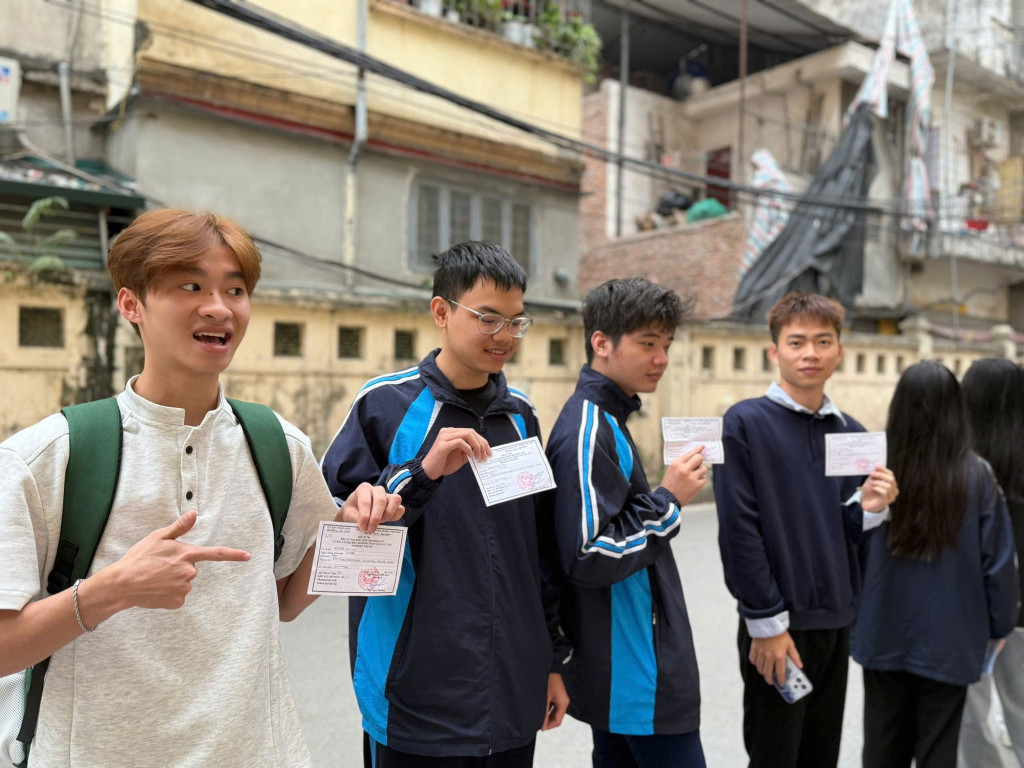 Sinh viên Trường Đại học Sư phạm Hà Nội lần đầu cầm trên tay thẻ cử tri, chuẩn bị thực hiện quyền và nghĩa vụ công dân trong ngày bầu cử (Ảnh: VGP/Thúy Hà)