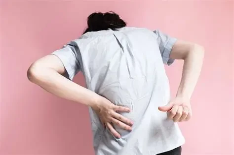 Tập luyện nhẹ nhàng và duy trì tư thế sinh hoạt đúng cách giúp giảm mỏi lưng và bảo vệ cột sống. (Ảnh: Sưu tầm)
