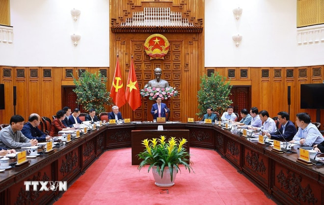 Thủ tướng Phạm Minh Chính chủ trì họp Thường trực Chính phủ về bình ổn giá xăng dầu (Ảnh: Dương Giang/TTXVN)