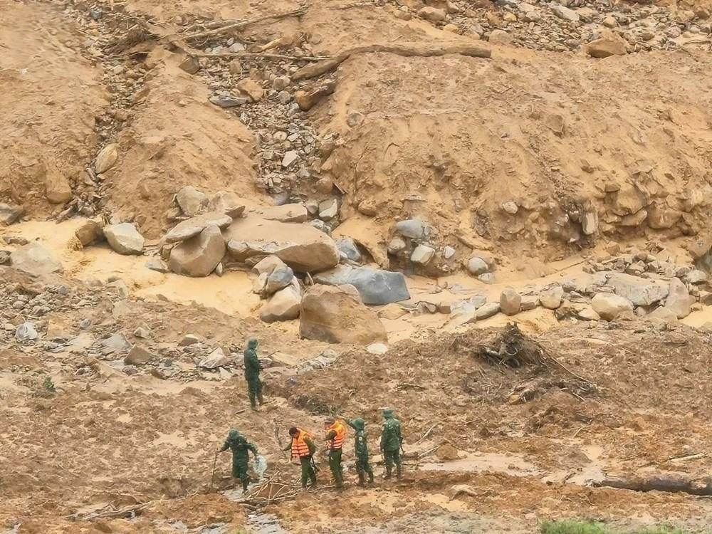 Hiện trường vụ ra sạt lở núi tháng 11/2025 tại thôn Pứt, xã Hùng Sơn khiến 3 nạn nhân mất tích, lực lượng chức năng đã di dời khẩn cấp 171 hộ/665 người dân tại thôn H’juh và thôn G’lao đến nơi an toàn (Ảnh: TL)