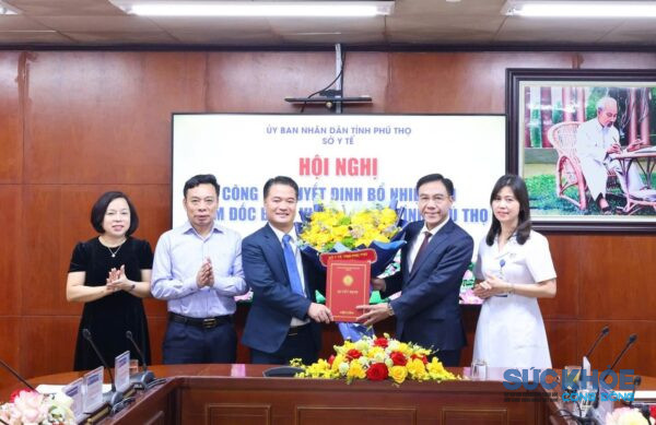 TS. BS Lê Hồng Trung – Bí thư Đảng ủy – Giám đốc Sở Y tế tặng hoa chúc mừng ông Lê Đình Thanh Sơn và tập thể Ban Giám đốc Bệnh viện đa khoa tỉnh Phú Thọ (ảnh: Đình Thơm)