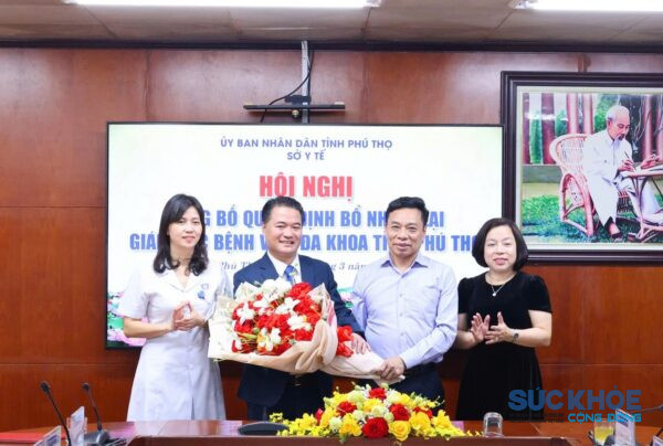 Ban giám đốc tặng hoa chúc mừng ông Lê Đình Thanh Sơn (ảnh: Đình Thơm)
