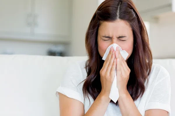 Thói quen xì mũi, lau mũi nhiều lần hoặc chăm sóc da quá mức có thể khiến da quanh mũi trở nên nhạy cảm và dễ kích ứng. (Ảnh: Sưu tầm)