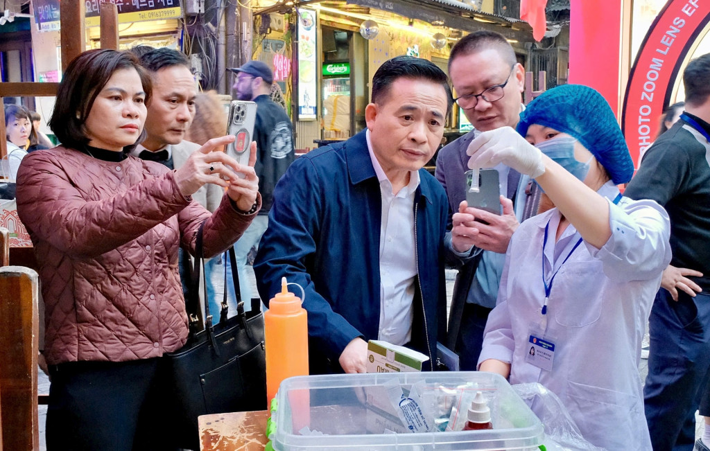 Đoàn giám sát của Ban Văn hóa - Xã hội HĐND thành phố Hà Nội khảo sát trực tiếp tại chợ dân sinh (Ảnh: T.A)