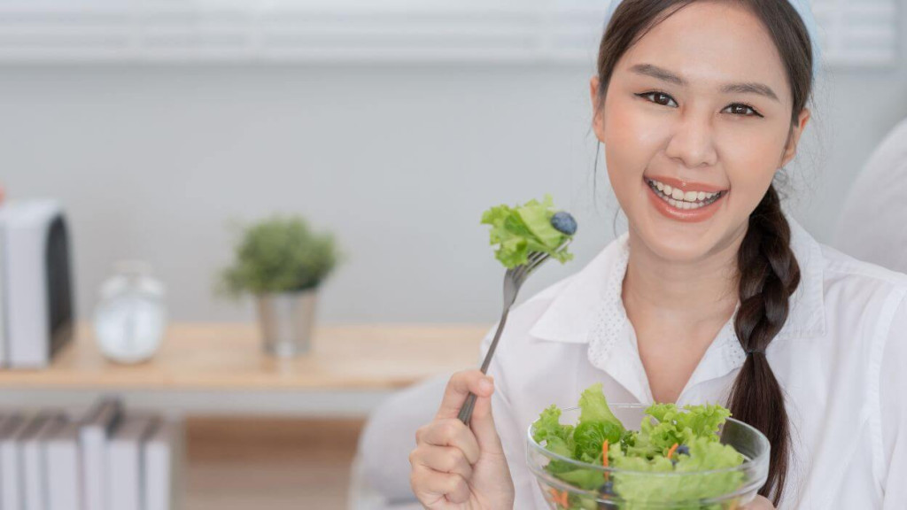 Tăng cường vận động và bổ sung chất xơ là giải pháp đơn giản giúp cải thiện tình trạng táo bón hiệu quả. (Ảnh: Sưu tầm)