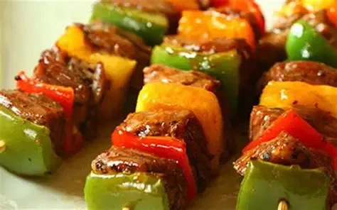 Thịt xiên nướng bằng chảo vẫn thơm mềm, vàng óng không kém gì nướng than nếu biết canh lửa đúng cách. (Ảnh: Sưu tầm)