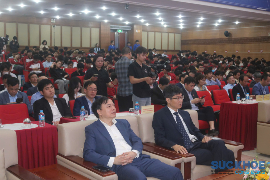 Các đại biểu, sinh viên các trường đại học tham dự buổi lễ 
