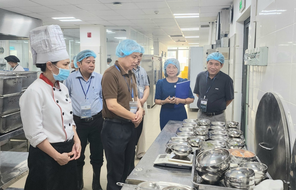Lực lượng chức năng kiểm tra bếp ăn tập thể tại một trường học trên địa bàn TP. Hồ Chí Minh (Ảnh: TL)