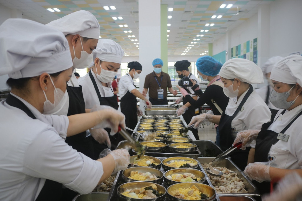 Sở ATTP yêu cầu các cơ sở chế biến và cung cấp suất ăn thực hiện lưu mẫu thức ăn (Ảnh: TL)
