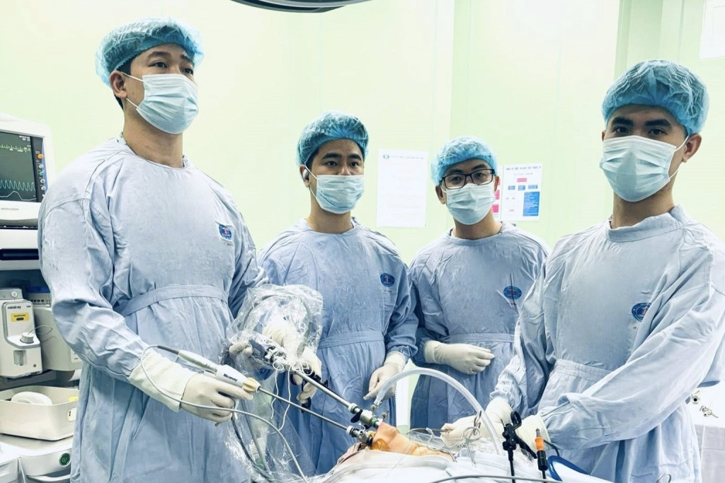 Ê-kíp phẫu thuật phối hợp thực hiện ca mổ u tuyến giáp bằng kỹ thuật nội soi (Ảnh: BVCC)
