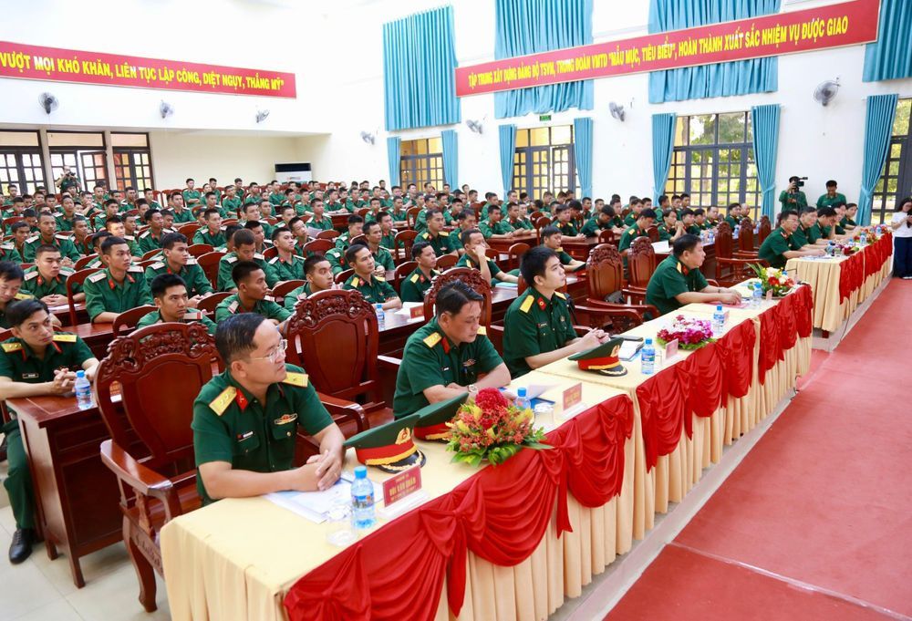 Quang cảnh hội nghị triển khai tiêm vắc xin phòng bệnh cho chiến sĩ mới (Ảnh: PV)