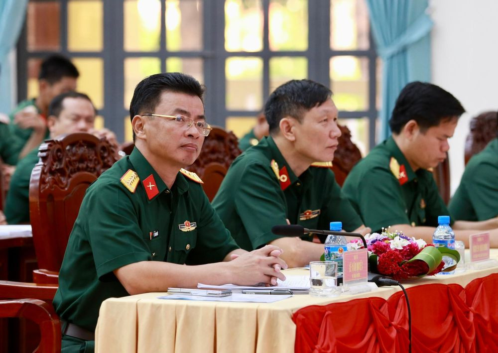 Đại tá Lê Văn Quyết, Sư đoàn trưởng Sư đoàn 9, dự khai mạc hội nghị triển khai tiêm vắc xin phòng bệnh cho chiến sĩ mới năm 2026 (Ảnh: PV)