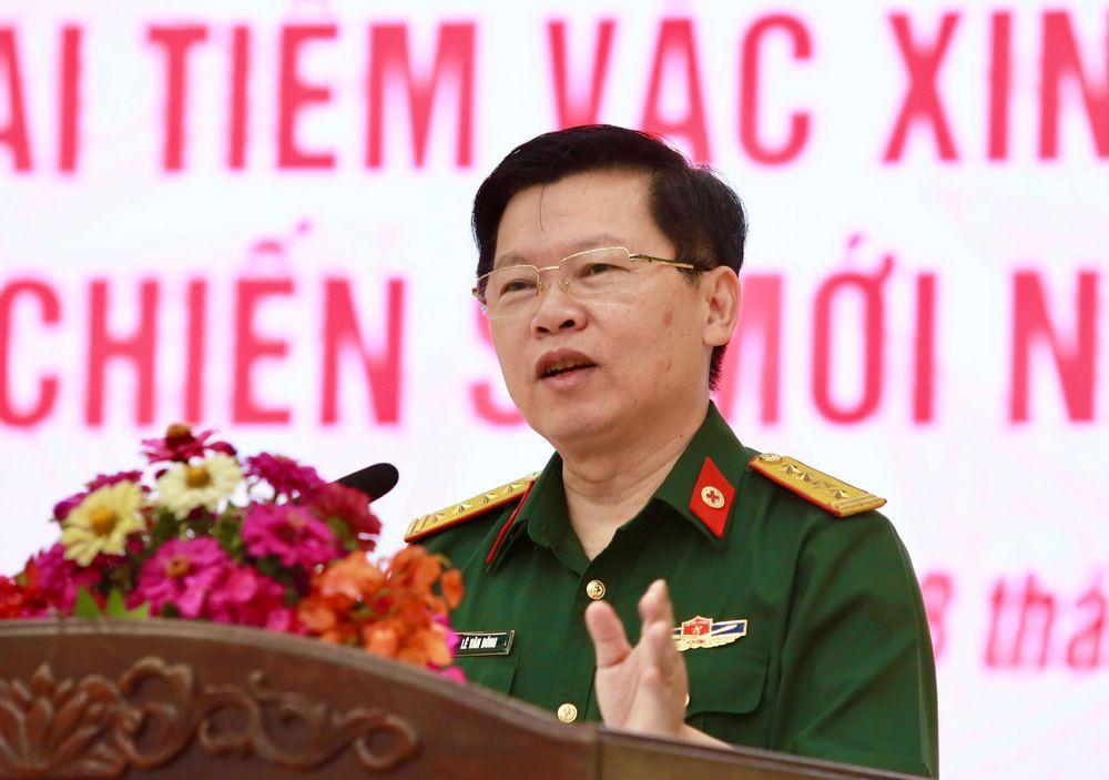 Đại tá, PGS.TS.BS Lê Văn Đông phát biểu tại buổi tiêm vắc xin cho chiến sĩ mới tại Sư đoàn 9 (Ảnh: PV)