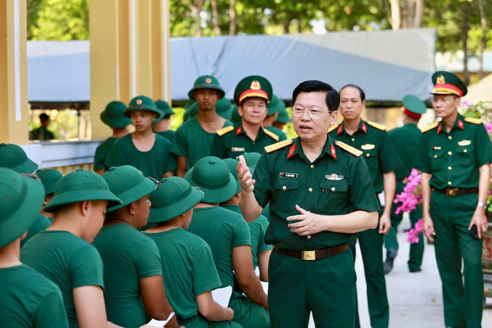 Đại tá, PGS.TS.BS Lê Văn Đông thăm hỏi, động viên các chiến sĩ mới tại buổi tiêm chủng (Ảnh: PV)