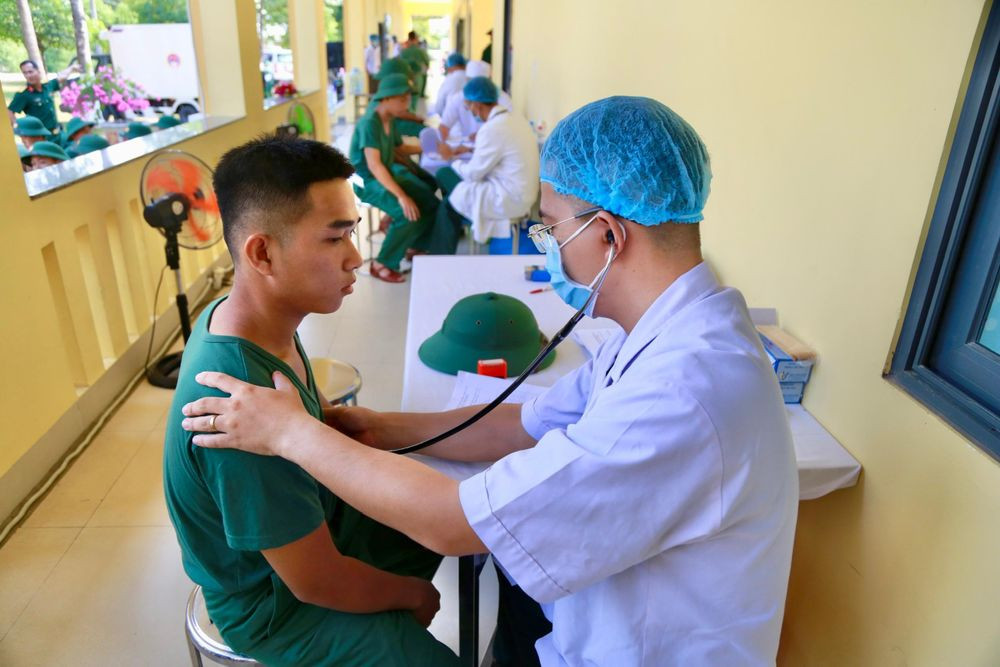 Trước khi tiêm vắc xin các chiến sĩ mới được khám sàng lọc, kiểm tra sức khỏe (Ảnh: PV)