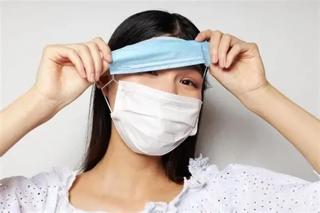Thay khẩu trang thường xuyên và giữ vệ sinh cá nhân là yếu tố quan trọng để bảo vệ cả sức khỏe lẫn làn da. (Ảnh: Sưu tầm)