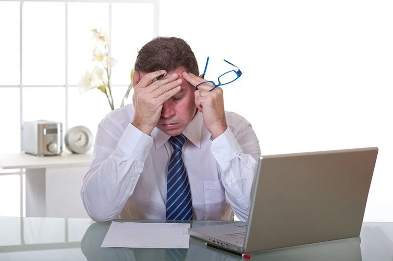 Đau đầu cũng có thể ảnh hưởng đến mắt (Ảnh: Sưu tầm)