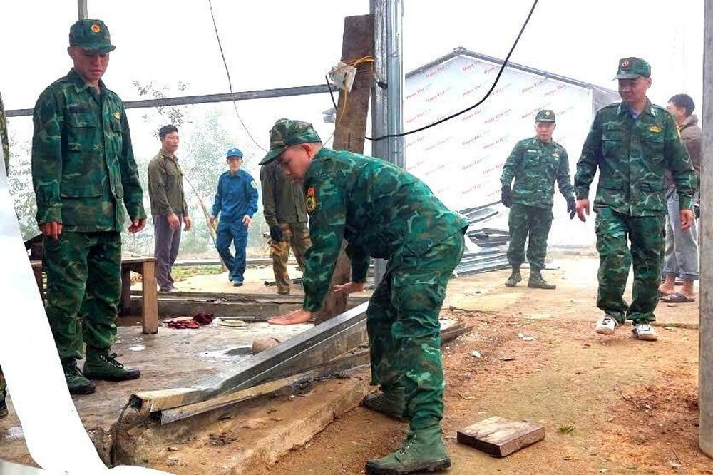 Ngay sau khi mưa đá xảy ra, lực lượng bộ đội biên phòng đã có mặt giúp người dân khắc phục thiệt hại (Ảnh: PV)