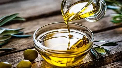 Đắp mặt nạ dầu oliu đúng cách giúp dưỡng ẩm và cải thiện làn da, nhưng không nên lạm dụng mỗi ngày. (Ảnh: Sưu tầm)