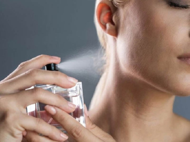 Nước hoa đổi màu, biến mùi là dấu hiệu cho thấy sản phẩm có thể đã hết hạn. (Ảnh: Sưu tầm)