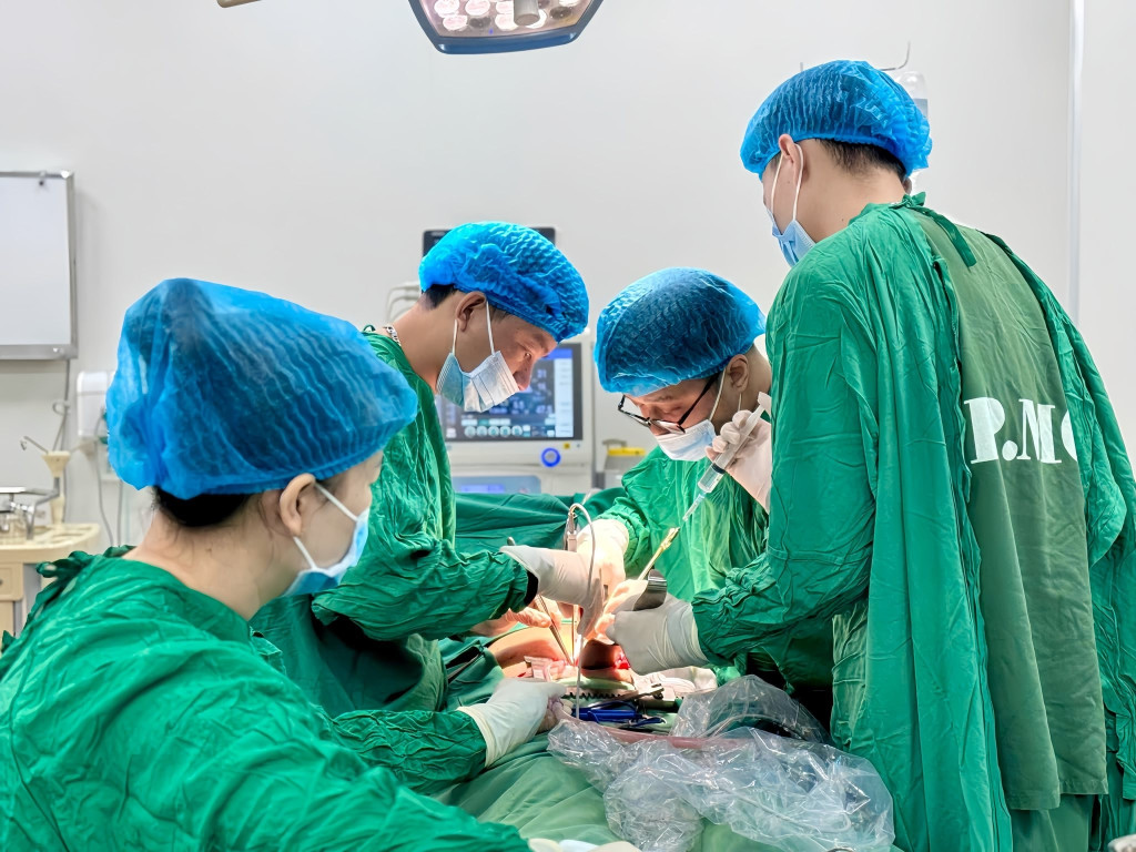 Ê-kíp mổ tiến hành mổ cấp cứu cho người bệnh (Ảnh: BVCC)