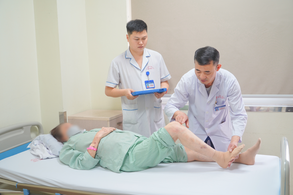 Bệnh nhân được các bác sĩ thăm khám trước khi phẫu thuật (Ảnh: BVCC)