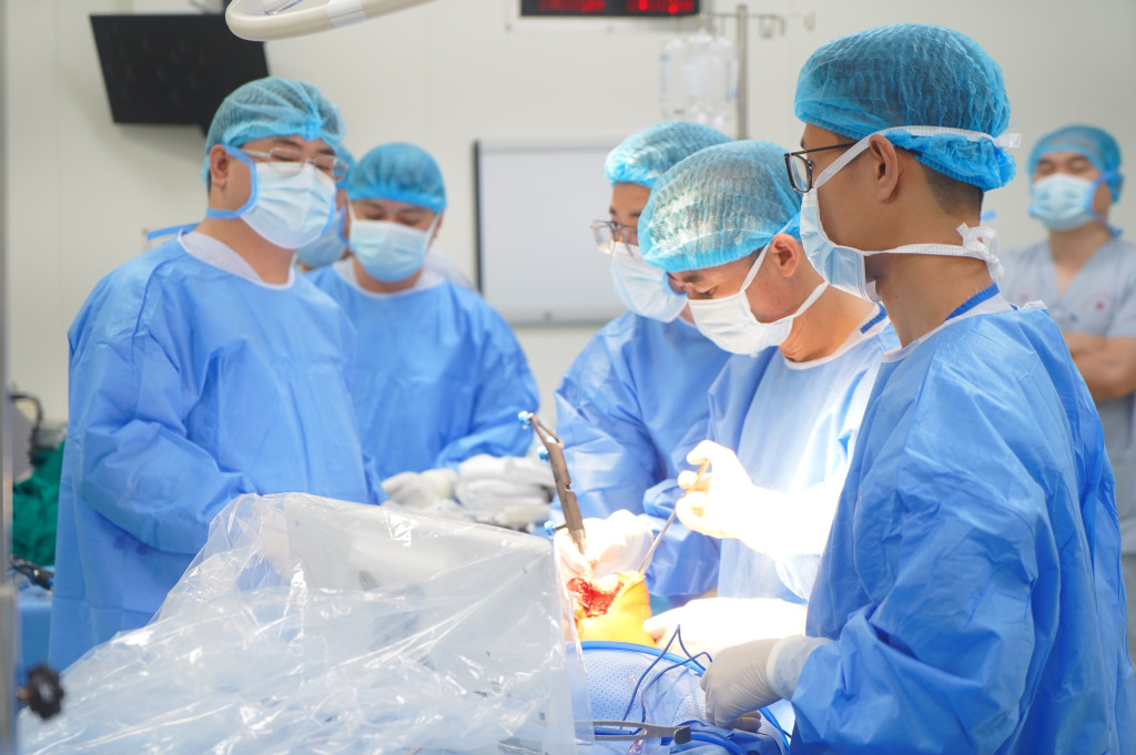 Các bác sĩ tiến hành ca phẫu thuật (Ảnh: BVCC)