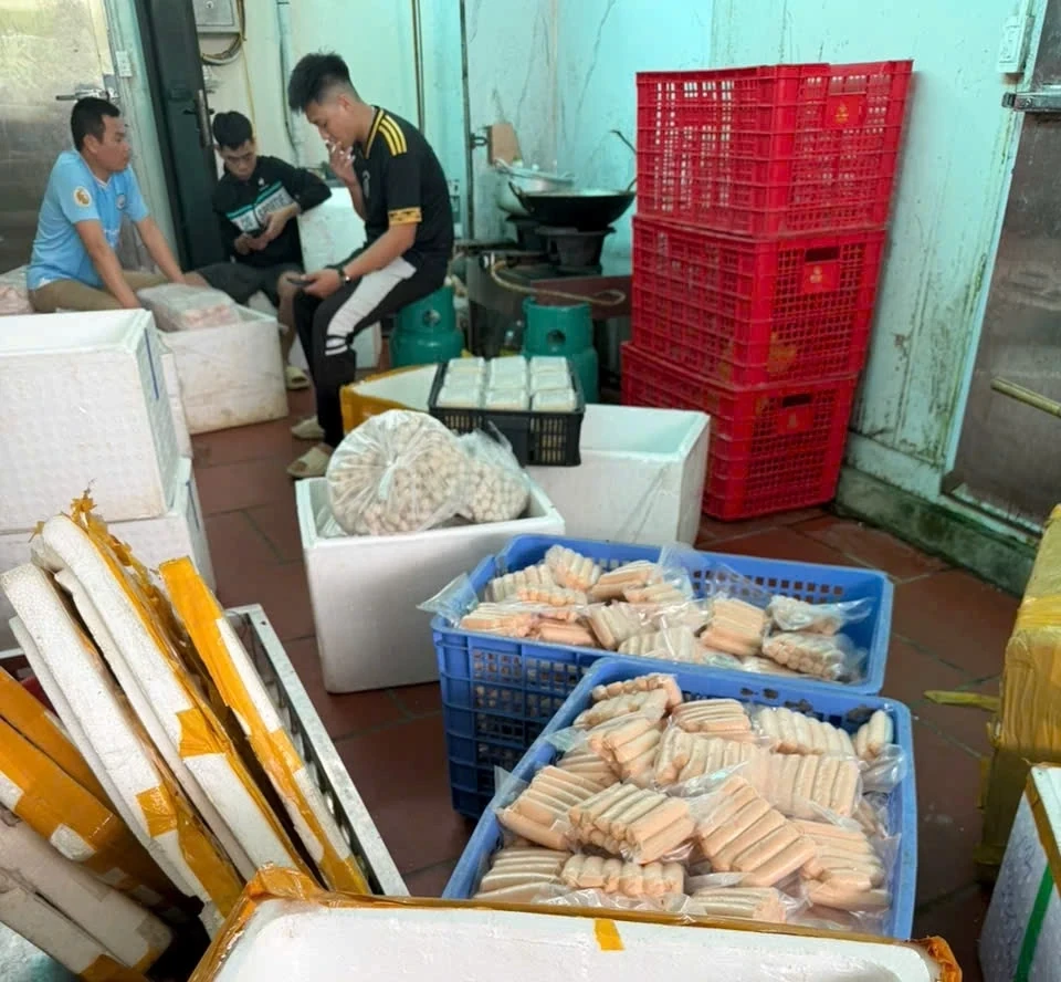 Nhiều thực phẩm đông lạnh không rõ nguồn gốc xuất xứ, không đảm bảo vệ sinh an toàn thực phẩm.