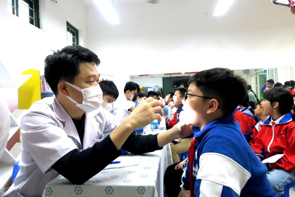 Bác sĩ Bệnh viện Đa khoa Hà Đông khám sức khoẻ răng miệng cho học sinh Trường Tiểu học Nguyễn Trãi, phường Hà Đông (Ảnh: BVCC)