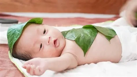 Hơ lá trầu không cho trẻ sơ sinh cần thực hiện đúng cách, tránh nhiệt độ quá cao gây bỏng da. (Ảnh: Sưu tầm)