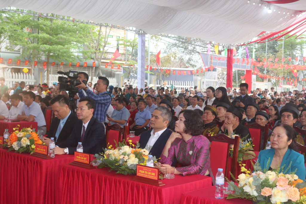 Các vị đại biểu, nhân dân, du khách tham gia lễ hội 