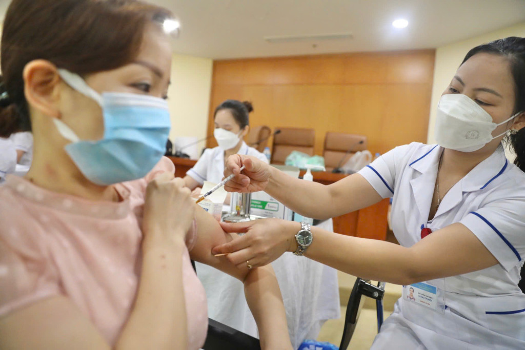 Dự thảo Nghị định hướng dẫn Luật Phòng bệnh quy định nhiều hình thức tiêm chủng mới và mở rộng đối tượng tiêm chủng bắt buộc (Ảnh: VGP/HM)