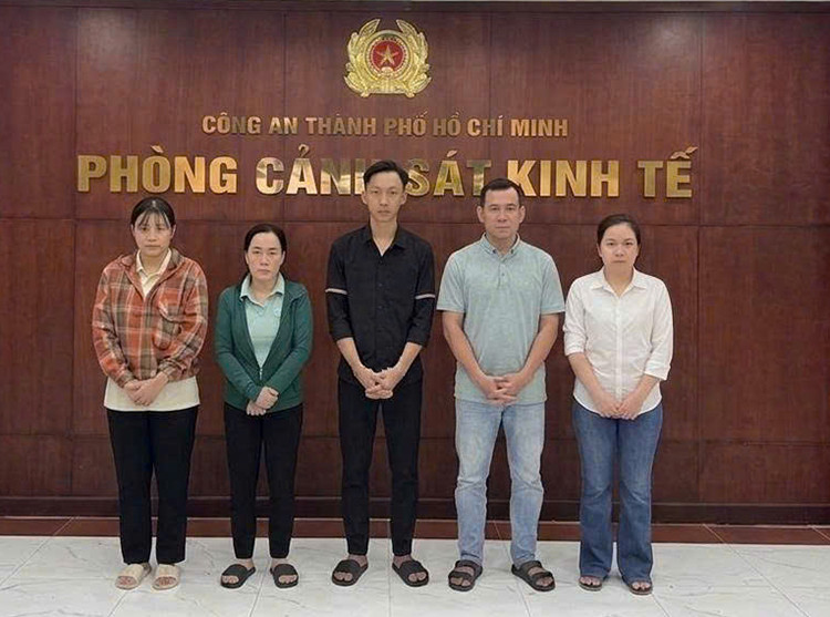 5 đối tượng đã bị khởi tố trong vụ án sản xuất, buôn bán mỹ phẩm giả (Ảnh: Công an TP, Hồ Chí Minh)