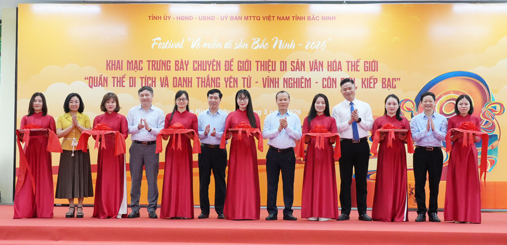 Đại biểu cắt băng khai mạc trưng bày tại Bảo tàng Bắc Ninh số 1. Ảnh TL