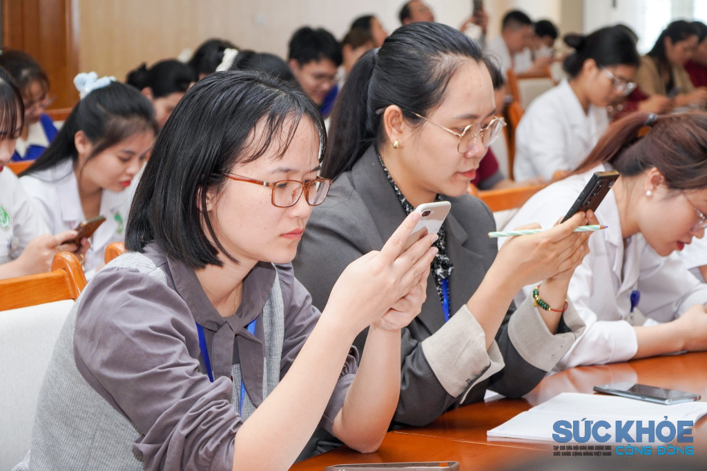 Nhân viên y tế khu vực Cẩm Khê thực hành ngay buổi tập huấn (ảnh:TL)