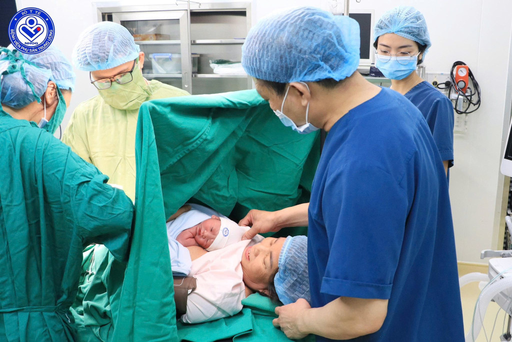 Giáo sư, Tiến sĩ Nguyễn Duy Ánh, Giám đốc Bệnh viện Phụ sản Trung ương thực hiện cắt dây rốn chậm cho em bé (Ảnh: BVPSTW)