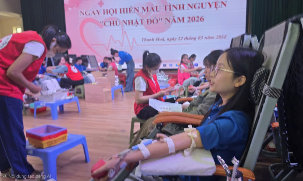 Ngày hội hiến máu thu hút đông đảo cán bộ, giảng viên, sinh viên tham gia.