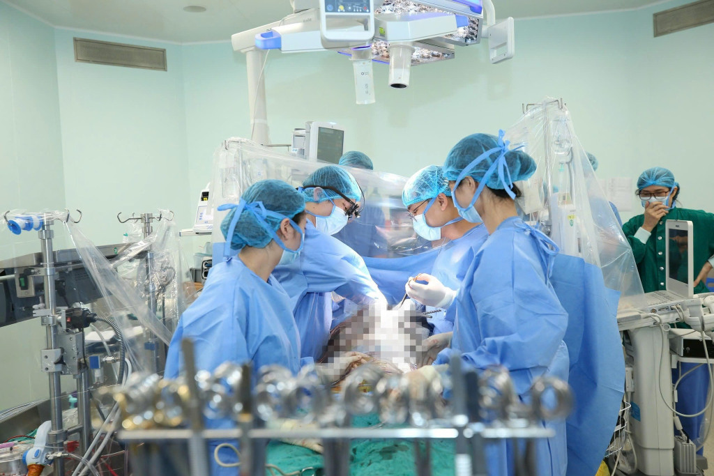 Tại một phòng mổ khác của Bệnh viện TWQĐ 108, các bác sĩ tiến hành ghép tim cho một bệnh nhân