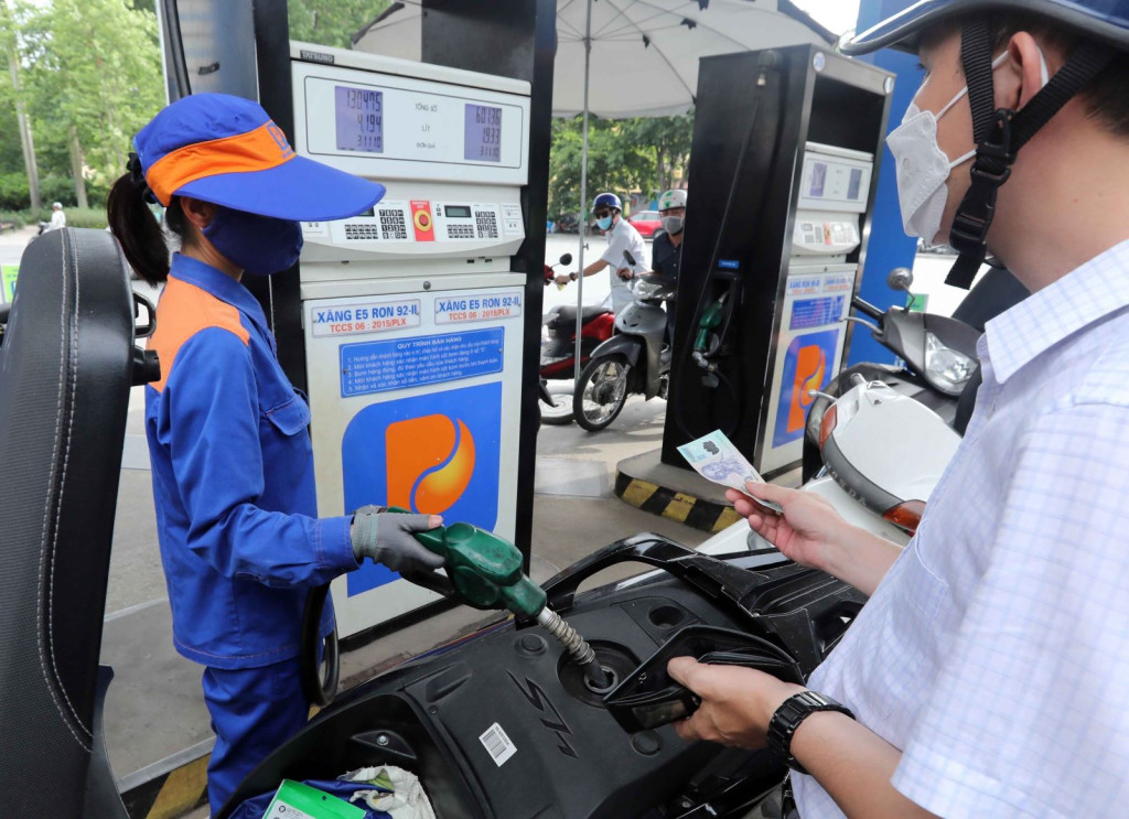 Khuyến khích tiết kiệm trong tiêu dùng để bảo đảm ổn định nguồn cung, giảm thiểu biến động tăng giá nguyên liệu, nhiên liệu trong nước (Ảnh: TL)
