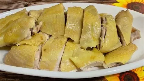 Thịt gà luộc cần được bọc kín trước khi cho vào tủ lạnh để giữ độ tươi và tránh nhiễm khuẩn. (Ảnh: Sưu tầm)