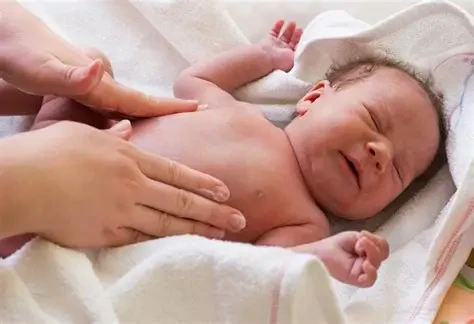 Những mẹo đơn giản như vỗ ợ hơi, massage bụng có thể giúp giảm đầy hơi, chướng bụng hiệu quả cho trẻ. (Ảnh: Sưu tầm)