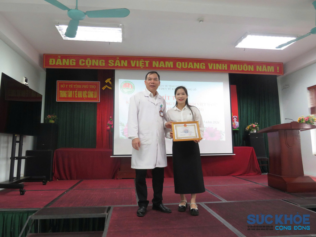 Lãnh đạo Trung tâm Y tế khu vực Sông Lô tặng giấy khen cho phòng công tác xã hội (ảnh: TL)
