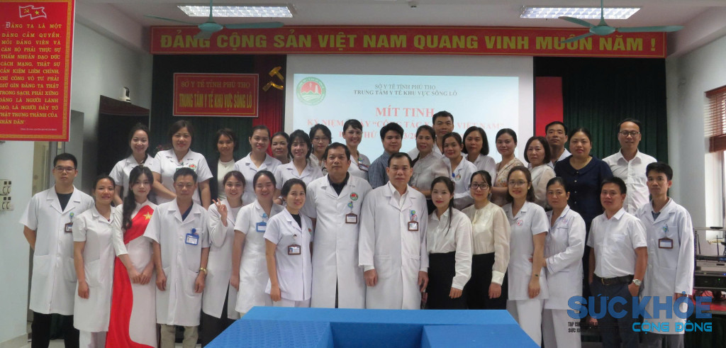 chụp ảnh lưu niệm tại buổi lễ  kỷ niệm 10 ngày công tác xã hội tại TTYT khu vực Sông Lô (ảnh: TL)