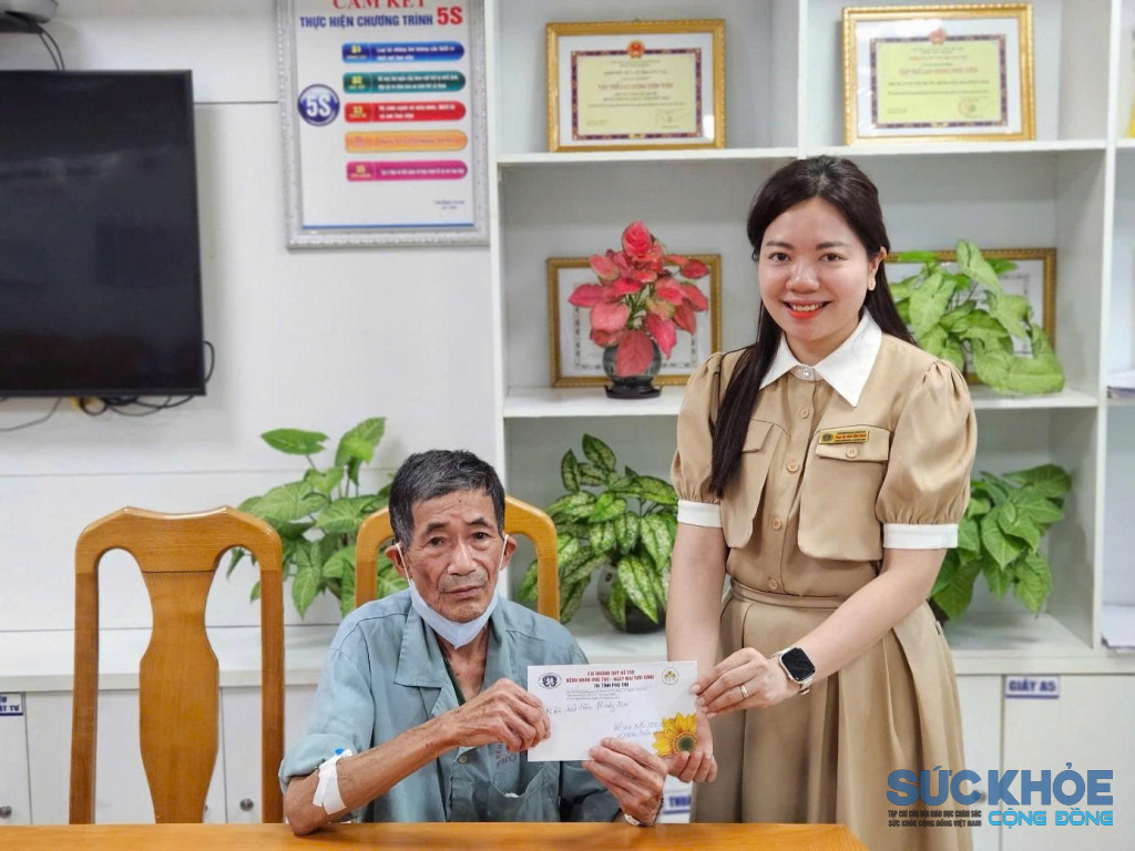 Tặng quà bệnh nhân có hoàn cảnh khó khăn ( ảnh: TL)