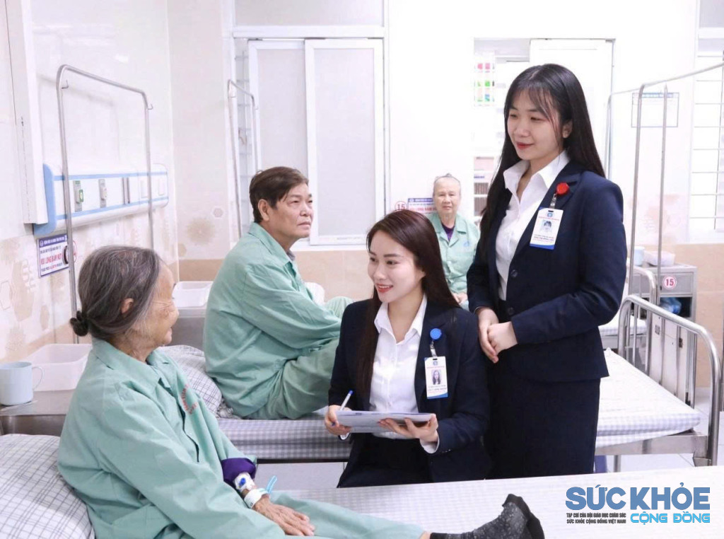 Tặng quà bệnh nhân có hoàn cảnh khó khăn ( ảnh: TL)