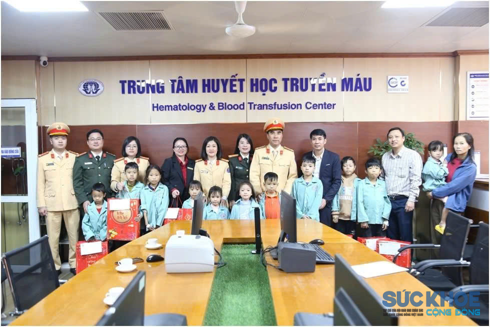 Tặng quà cho các bệnh nhi tại trung tâm huyết học máu bệnh viên đa khoa tỉnh Phú Thọ(ảnh: TL)