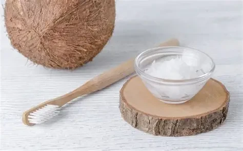 Xúc miệng bằng dầu dừa có thể giúp giảm vi khuẩn, cải thiện hơi thở và hỗ trợ chăm sóc răng miệng. (Ảnh: Sưu tầm)
