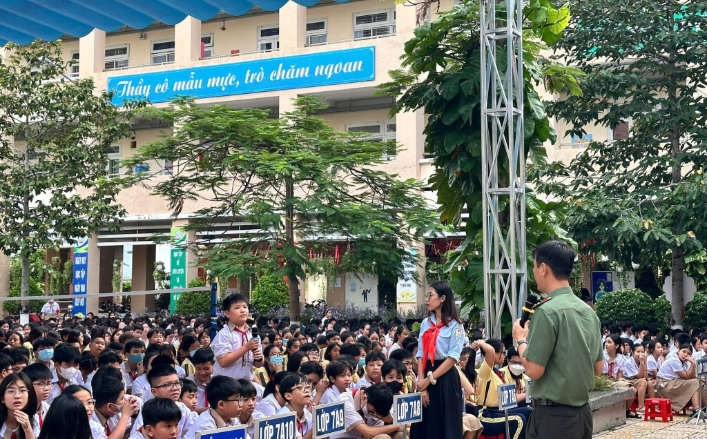 Lực lượng Công an TP. Hồ Chí Minh phổ biến kiến thức pháp luật cho học sinh tại một trường học (Ảnh: TL)