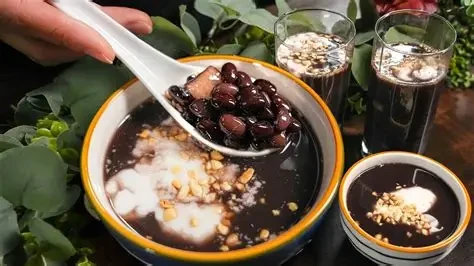 Chè đậu đen là món ăn thanh mát, phù hợp trong những ngày nắng nóng. (Ảnh: Sưu tầm)