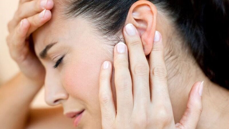 Ù tai tưởng chừng vô hại nhưng có thể là dấu hiệu cảnh báo vấn đề sức khỏe nếu kéo dài. (Ảnh: Sưu tầm)